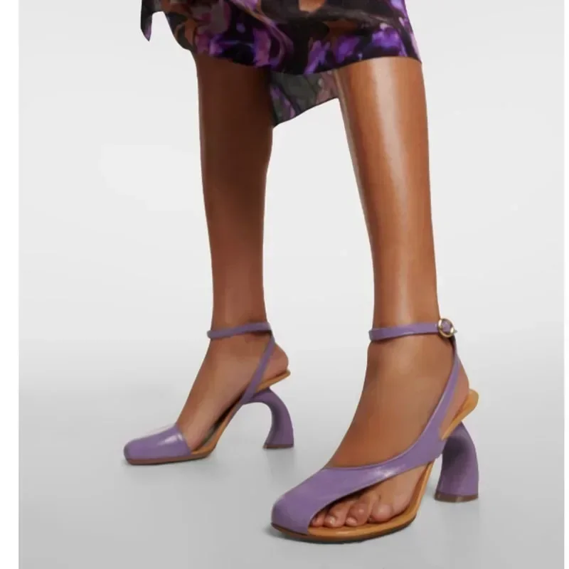 2025Европейские и американские летние новые женские босоножки нестандартной формы на толстом высоком каблуке с полуглавым носком, модные сандалии для показа 
2025Европейские и американские летние новые женские босоножки нестандартной формы на толстом высоком каблуке с полуглавым носком, модные сандалии для показа