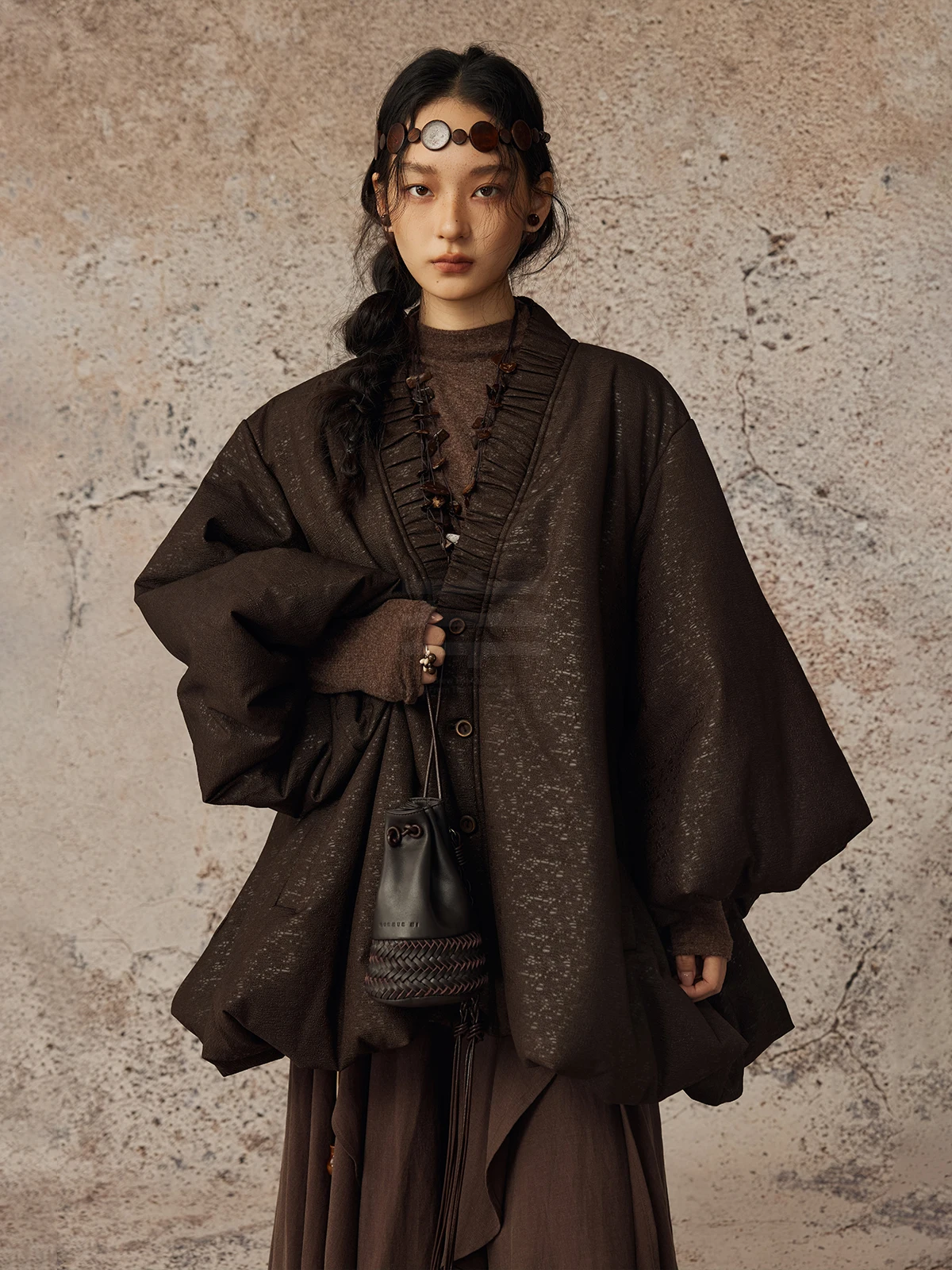 Женская куртка Alpw Cloudy Mountain Emp Wildern Beau Zen в стиле даоистской монашеской одежды, с текстурой кожи, из хлопка
Женская куртка Alpw Cloudy Mountain Emp Wildern Beau Zen в стиле даоистской монашеской одежды, с текстурой кожи, из хлопка