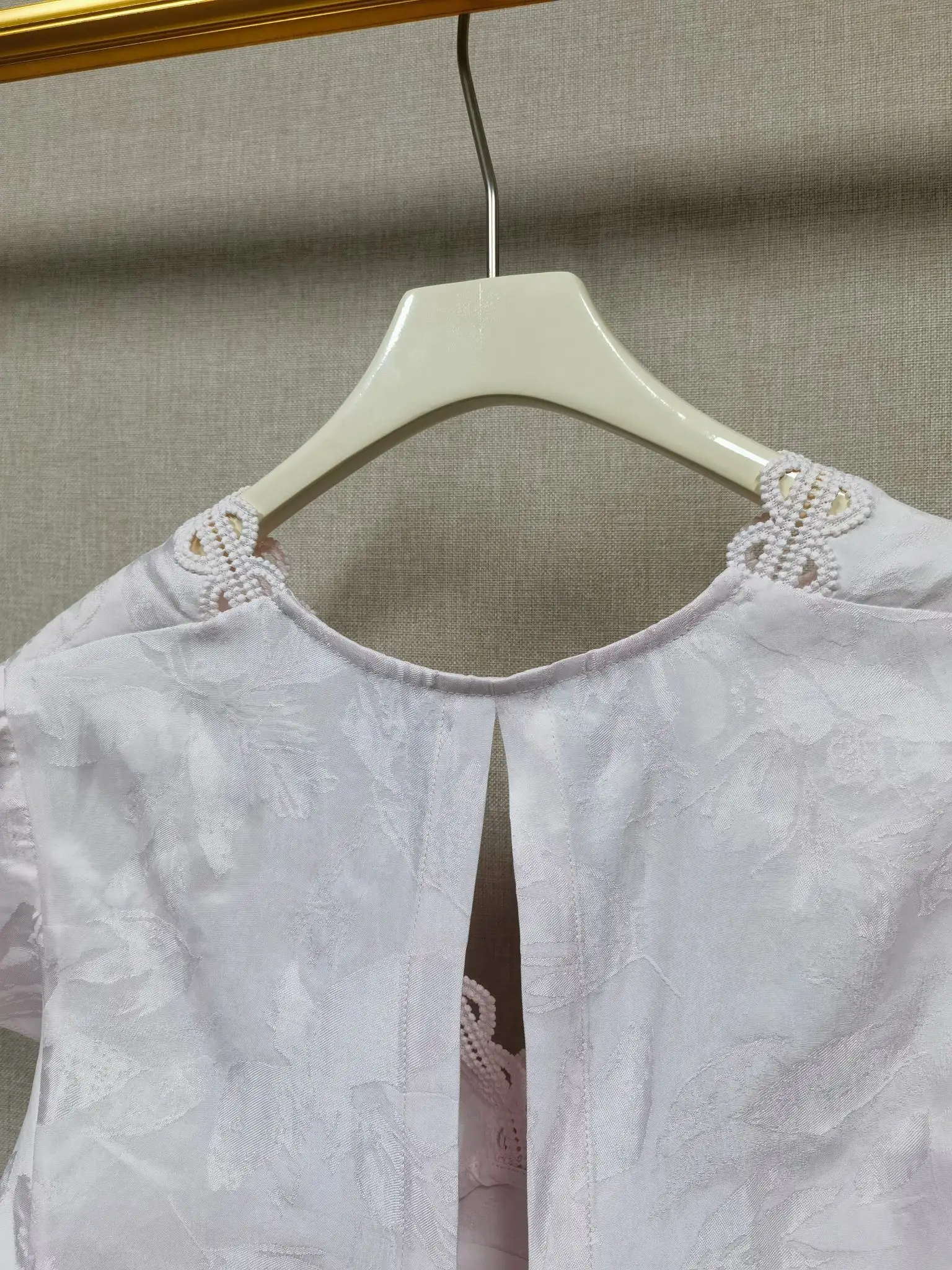 2026 Summer Women's Pink Lace Trim Blouse, V-Neck Ruffle Sleeve Pleated Waist Tie Back Top
2026 Summer Women's Pink Lace Trim Blouse, V-Neck Ruffle Sleeve Pleated Waist Tie Back Top