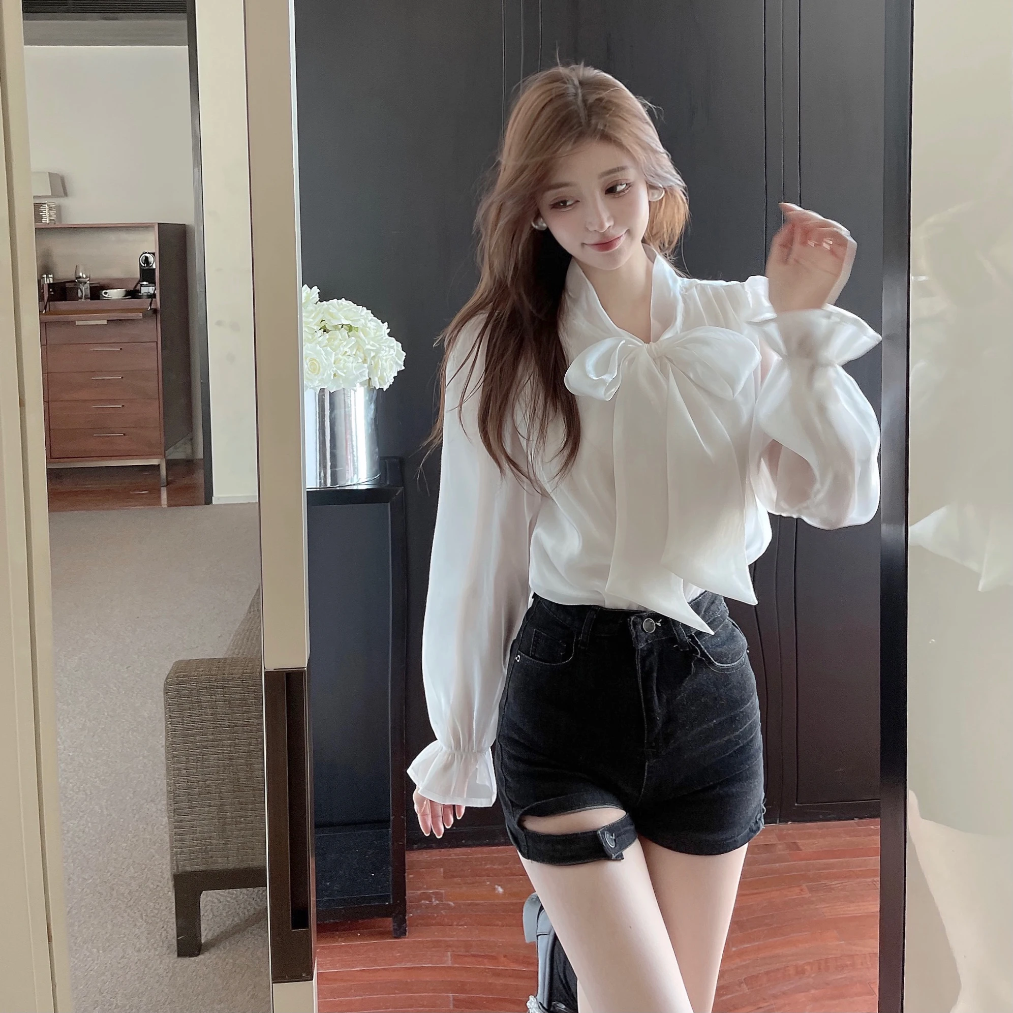 Elegant Summer 2026 Sweet Fairy Tale Knot Smooth Versatile Ladylike Style Shirt Princess Cut Slim Fit V Neck Long S...
Elegant Summer 2026 Sweet Fairy Tale Knot Smooth Versatile Ladylike Style Shirt Princess Cut Slim Fit V Neck Long S...
