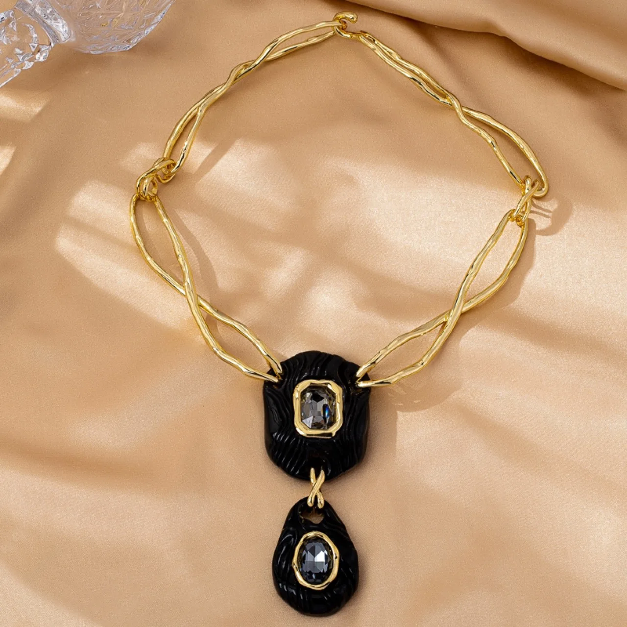 Большой воротник из драгоценных камней с модной и универсальной текстурой, оригинально созданный Гейнем из Европы и Америки.
Большой воротник из драгоценных камней с модной и универсальной текстурой, оригинально созданный Гейнем из Европы и Америки.