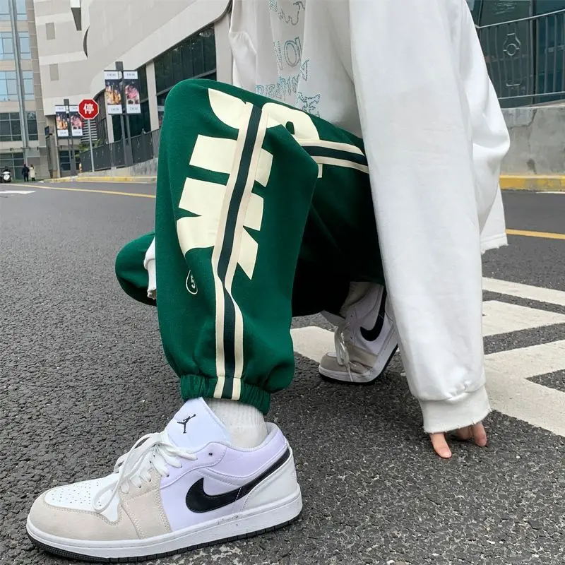 American Style Elastic Band Drawstring Pants Men Letter Printed Sweatpants Hiphop Thin Casual All-match Vintage Sweatpants
American Style Elastic Band Drawstring Pants Men Letter Printed Sweatpants Hiphop Thin Casual All-match Vintage Sweatpants