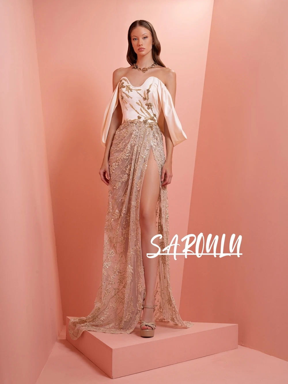 Изысканное вечернее платье с открытыми плечами и золотой вышивкой, сексуальное кружевное платье макси с высоким разрезом и пайетками для выпускного вечера для красной ковровой дорожки и гала-вечеринок
Изысканное вечернее платье с открытыми плечами и золотой вышивкой, сексуальное кружевное платье макси с высоким разрезом и пайетками для выпускного вечера для красной ковровой дорожки и гала-вечеринок