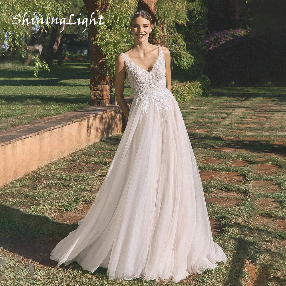 ShiningLight V Neck Boho Wedding Dress Vestido De Noiva Lace Applique Backless Tulle A Line Chic Bridal Dresses Customized
ShiningLight V Neck Boho Wedding Dress Vestido De Noiva Lace Applique Backless Tulle A Line Chic Bridal Dresses Customized