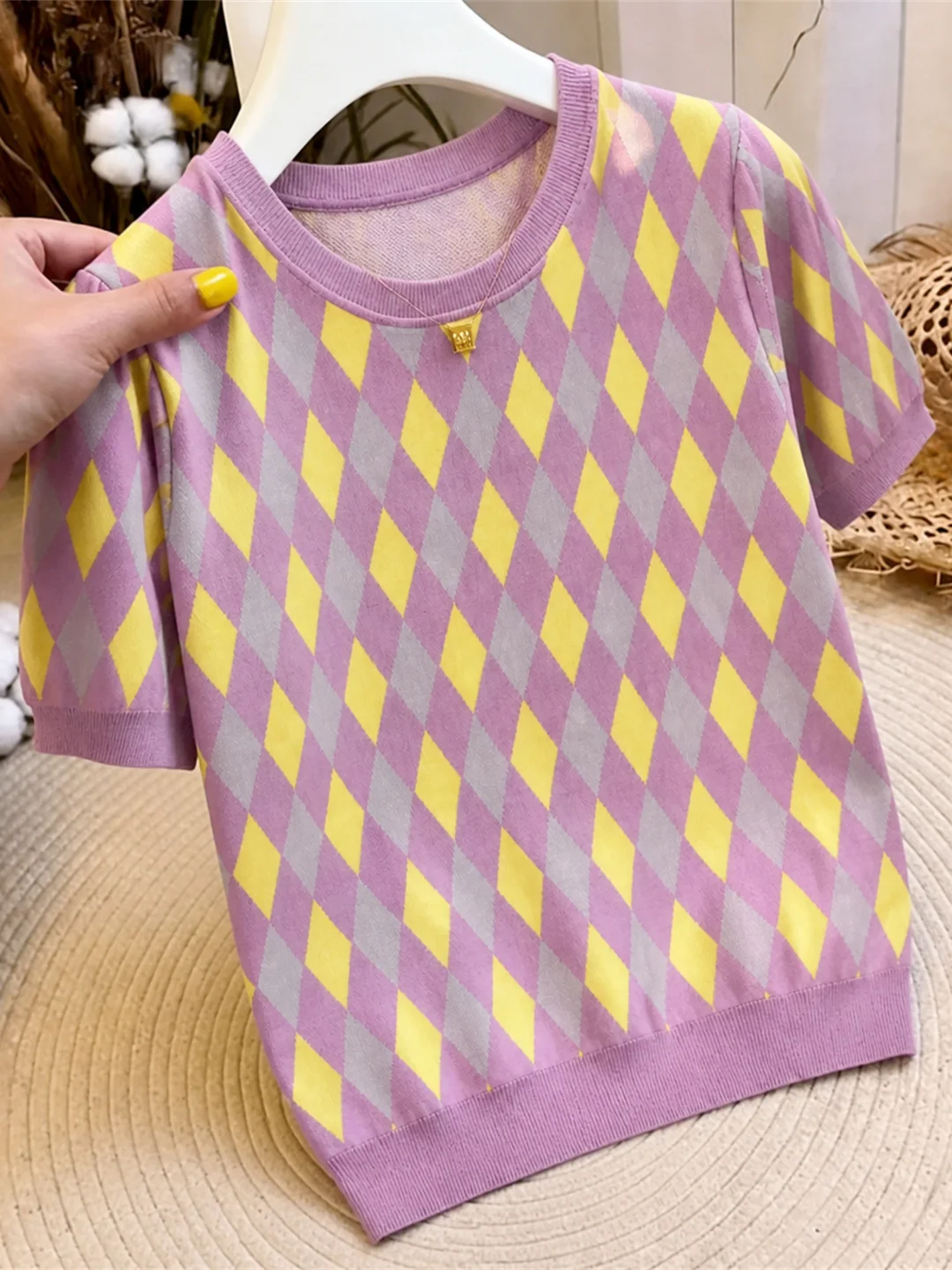 Korean Design Sensation Color Block Diamond Grid Short Sleeve Knitted round Neck Overhead Summer New Style Commute Versatile Top
Korean Design Sensation Color Block Diamond Grid Short Sleeve Knitted round Neck Overhead Summer New Style Commute Versatile Top
