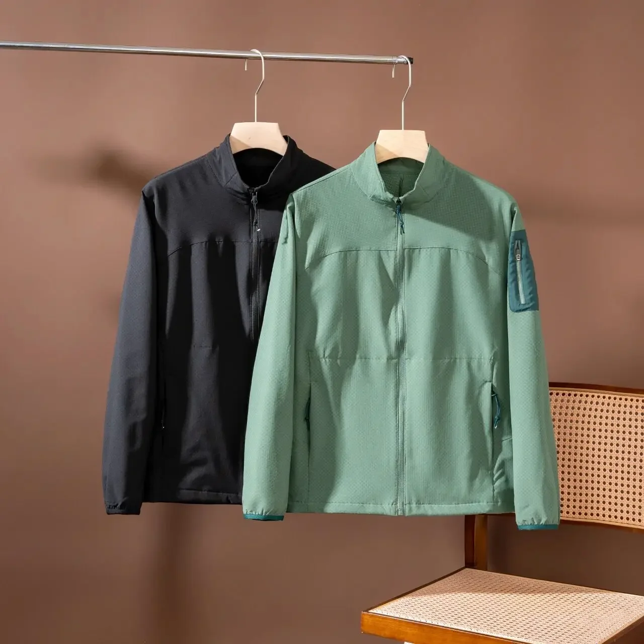 Outdoor new outdoor stand-up collar thin velvet soft checkerboard soft shell stand-up collar casual jacket men's
Outdoor new outdoor stand-up collar thin velvet soft checkerboard soft shell stand-up collar casual jacket men's
