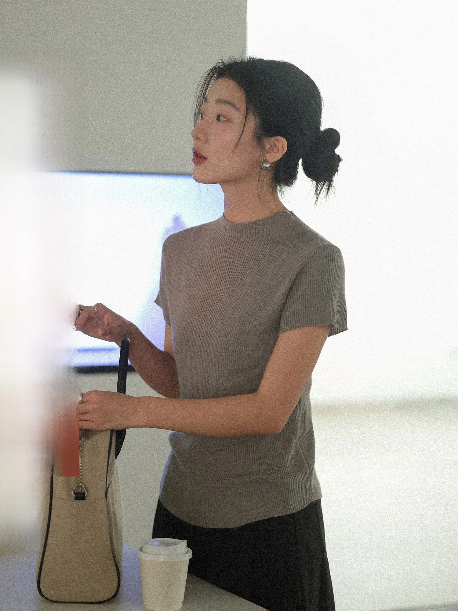 Kaki Color Half High Collar Short Sleeve Knitted Sweater Women's Spring 2026 New Pure Color Versatile Slim Fit Thin Top
Kaki Color Half High Collar Short Sleeve Knitted Sweater Women's Spring 2026 New Pure Color Versatile Slim Fit Thin Top