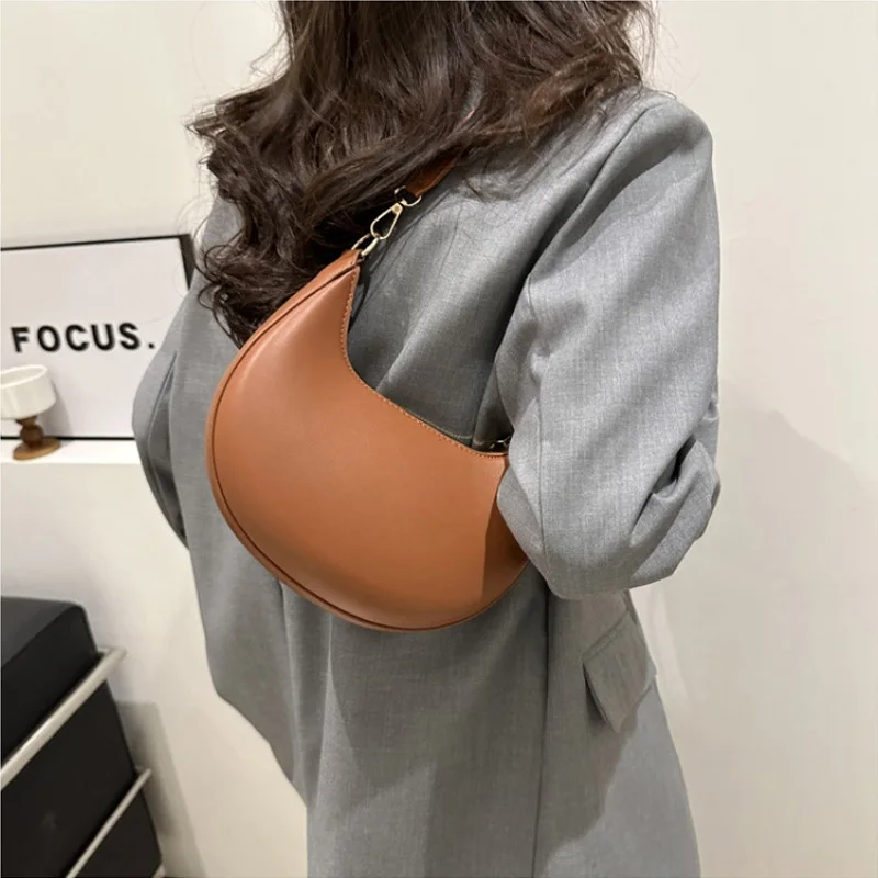 New Fashionable High-end Moon-shaped Baseball Bag Showing Luxury Women's Single Shoulder Bag Elegant lady Handbags bolso mujer
New Fashionable High-end Moon-shaped Baseball Bag Showing Luxury Women's Single Shoulder Bag Elegant lady Handbags bolso mujer