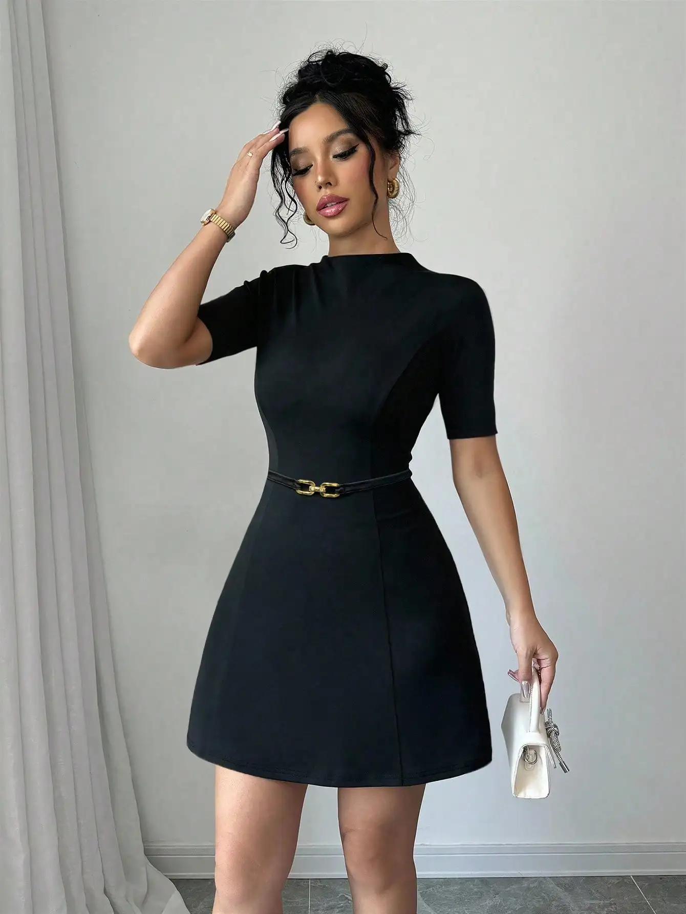 Черное платье А-силуэта с воротником-стойкой, металлическим поясом, короткими рукавами и высокоэластичной тканью
Черное платье А-силуэта с воротником-стойкой, металлическим поясом, короткими рукавами и высокоэластичной тканью