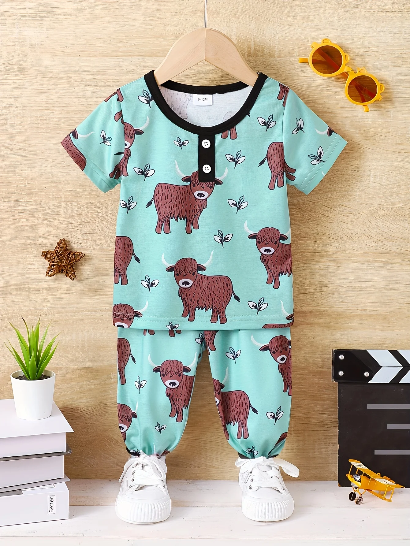 Летний повседневный комплект из 2 предметов для маленьких мальчиков 0-4 лет с короткими рукавами и штанами с животным принтом
Летний повседневный комплект из 2 предметов для маленьких мальчиков 0-4 лет с короткими рукавами и штанами с животным принтом