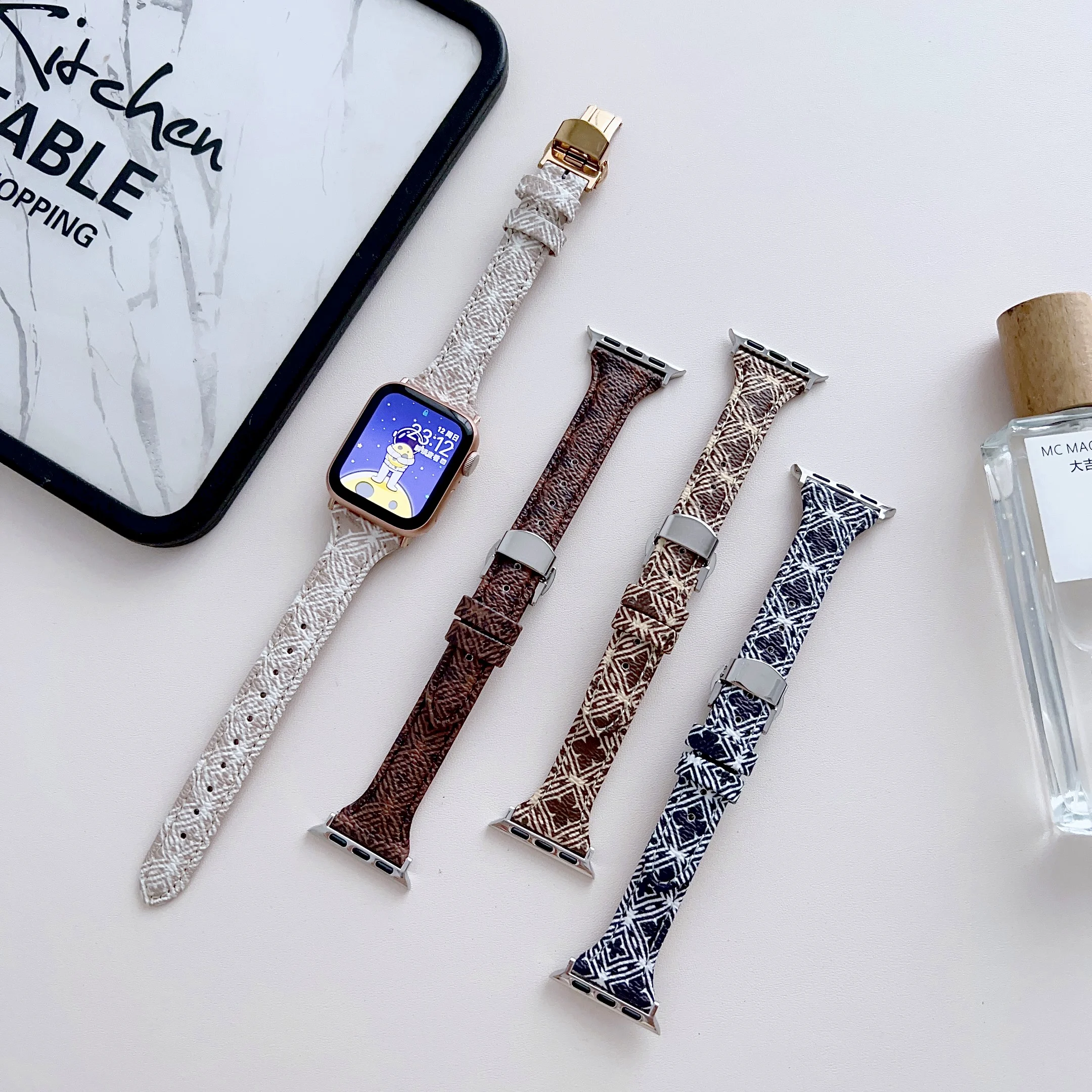 Luxury Leather Strap for Apple Watch Band Ultra 8 7 6 5 4 3 2 SE Women Butterfly Clasp Bracelet for iWatch 49 44 45 42 41 40 38
Luxury Leather Strap for Apple Watch Band Ultra 8 7 6 5 4 3 2 SE Women Butterfly Clasp Bracelet for iWatch 49 44 45 42 41 40 38