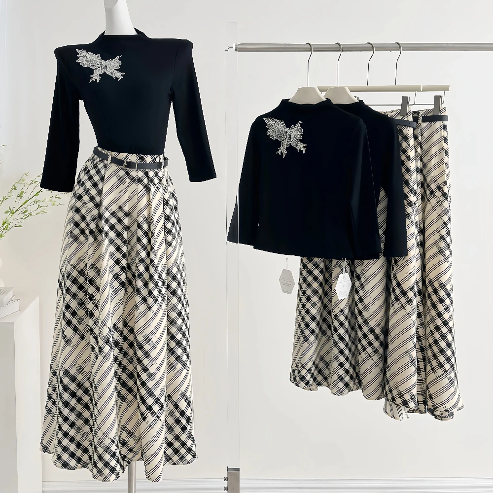 Элегантная женская блузка с цветочной вышивкой и клетчатая юбка-миди, комплект из двух предметов, черный винтажный клетчатый наряд трапециевидной формы с высоким воротником и рукавом 3/4.
Элегантная женская блузка с цветочной вышивкой и клетчатая юбка-миди, комплект из двух предметов, черный винтажный клетчатый наряд трапециевидной формы с высоким воротником и рукавом 3/4.