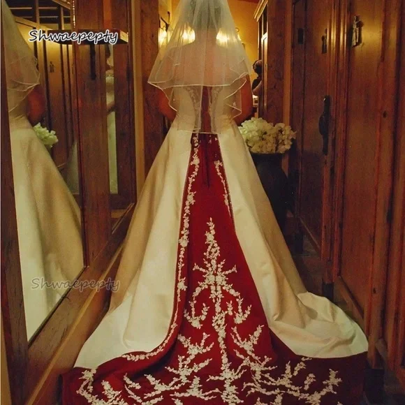 White And Red Wedding Dress Sweetheart Lace-Up Satin Long Bridal Gown With Lace Appliques Customized Elegant Robe de mariée 
White And Red Wedding Dress Sweetheart Lace-Up Satin Long Bridal Gown With Lace Appliques Customized Elegant Robe de mariée