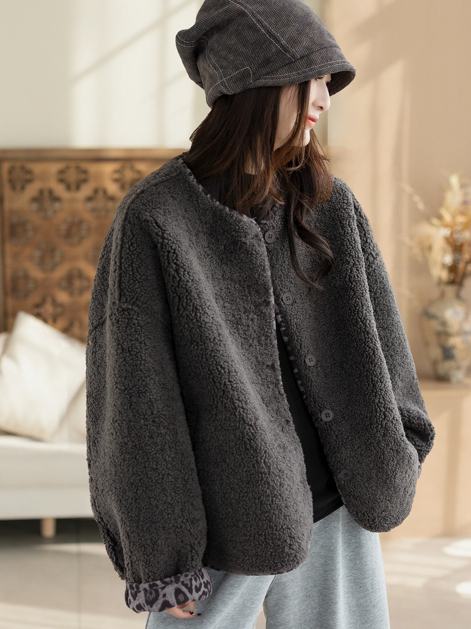 Повседневное женское пальто, осенне-зимнее новое пальто с леопардовым принтом, внутреннее меховое и кожаное в наличии, модная повседневная женская верхняя одежда
Повседневное женское пальто, осенне-зимнее новое пальто с леопардовым принтом, внутреннее меховое и кожаное в наличии, модная повседневная женская верхняя одежда