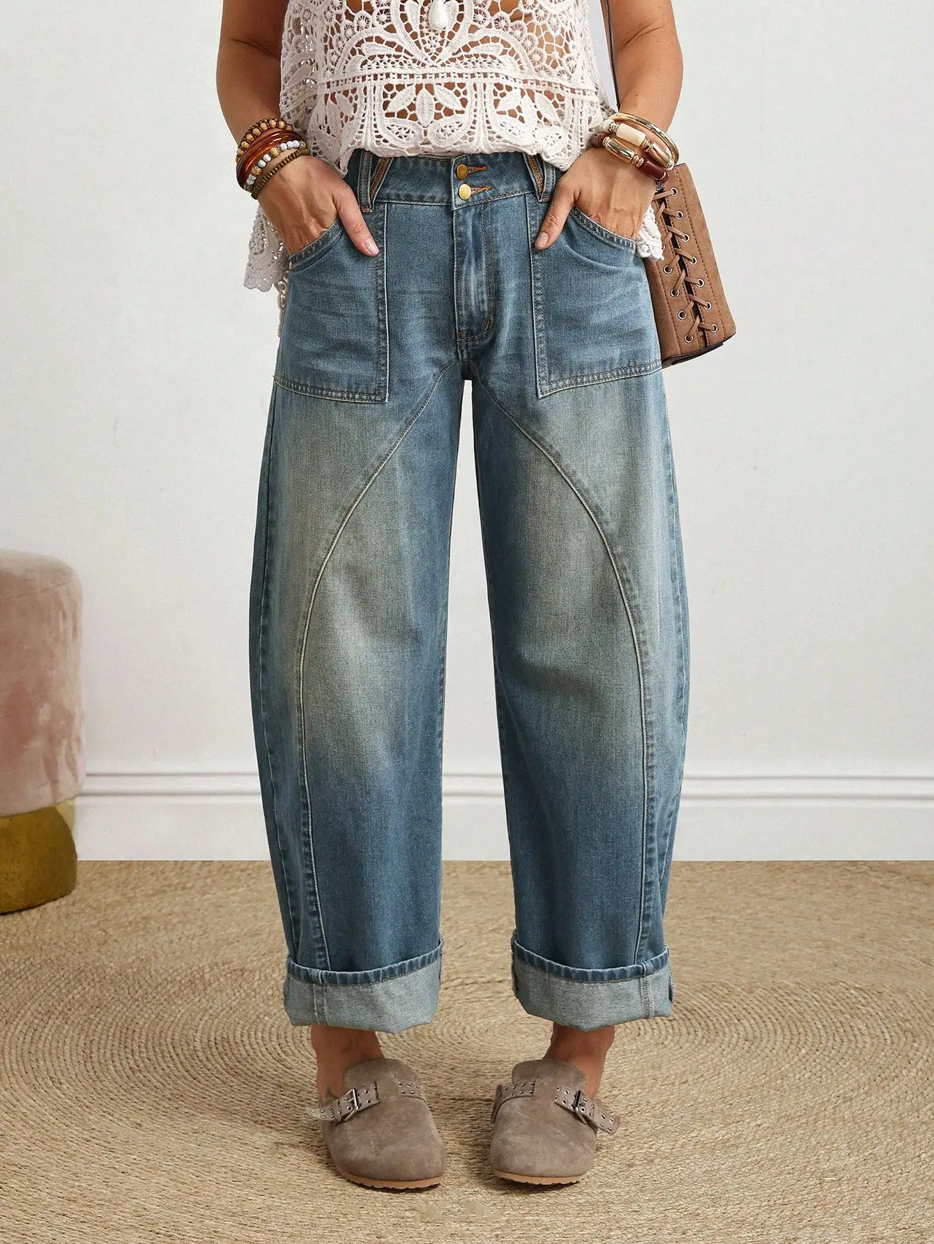 Женские джинсы с высокой талией, свободного кроя, с широкими штанинами и подвернутым низом, летний повседневный стиль
Женские джинсы с высокой талией, свободного кроя, с широкими штанинами и подвернутым низом, летний повседневный стиль