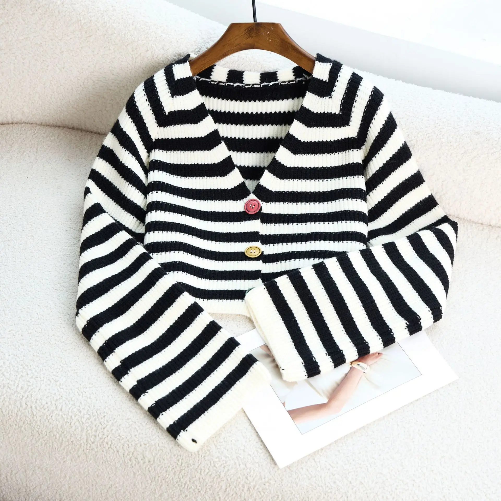 Vintage Striped Cropped Top Women's 2025 Fall Hong Kong Style Loose Long Sleeve V-neck Cardigan Knitted Sweater Jacket
Vintage Striped Cropped Top Women's 2025 Fall Hong Kong Style Loose Long Sleeve V-neck Cardigan Knitted Sweater Jacket