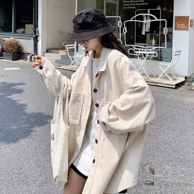 Куртки для женщин, мешковатые женские вельветовые универсальные куртки в корейском стиле, повседневные однотонные уличные пальто в стиле Харадзюку, осенняя верхняя одежда
Куртки для женщин, мешковатые женские вельветовые универсальные куртки в корейском стиле, повседневные однотонные уличные пальто в стиле Харадзюку, осенняя верхняя одежда