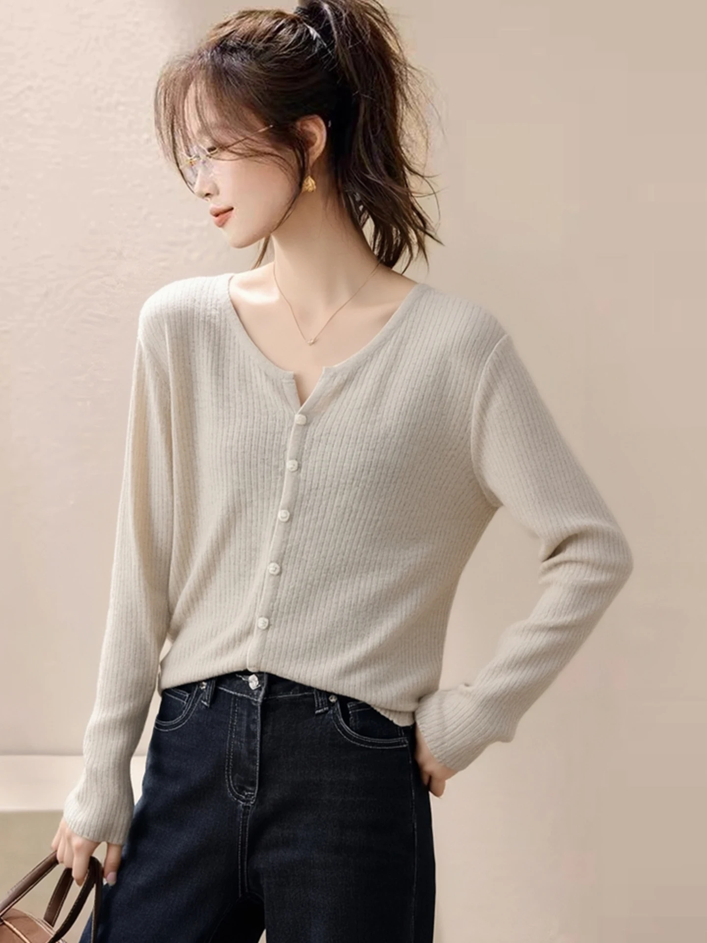 Simple Loose V-Ne Button Knitted Cardigan Women's Maturi Sle Soft Long Sve Top Knitted Outerwear Korean Sle Commute
Simple Loose V-Ne Button Knitted Cardigan Women's Maturi Sle Soft Long Sve Top Knitted Outerwear Korean Sle Commute