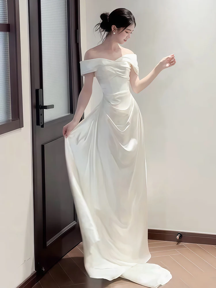 Satin One-Shoulder Bridal Gown White Simple Elegance Bride Departure Dress Long Skirt No Sleeve Wedding Dress for Young Women
Satin One-Shoulder Bridal Gown White Simple Elegance Bride Departure Dress Long Skirt No Sleeve Wedding Dress for Young Women