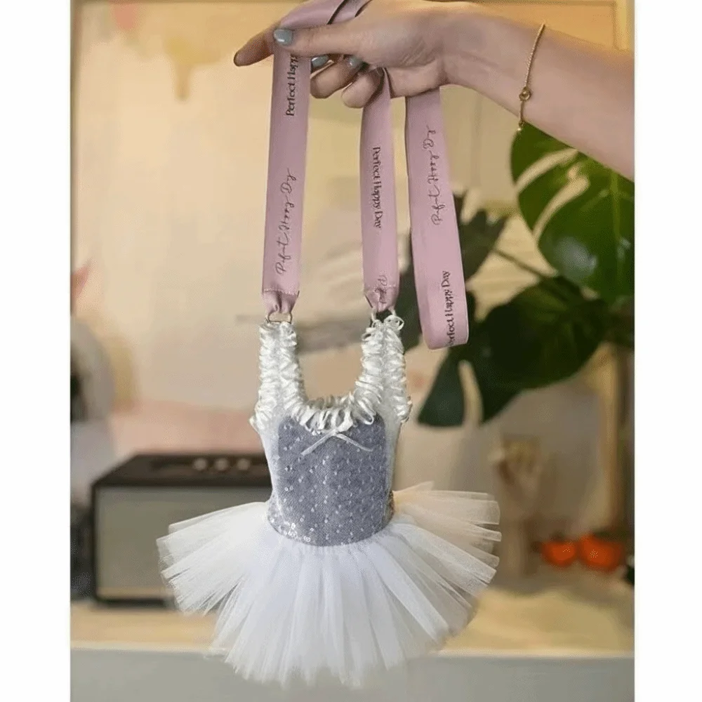 Stylish Ballet Style Necklace Phone Bag Puffy Skirt Detail Lace Design Coin Purse Bag Mini Size Earphone Bag Daily Carry
Stylish Ballet Style Necklace Phone Bag Puffy Skirt Detail Lace Design Coin Purse Bag Mini Size Earphone Bag Daily Carry