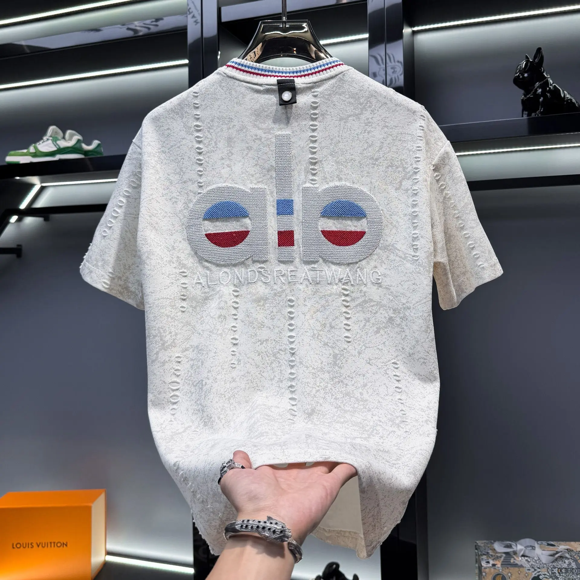 Men's high-end design embroidery ripped short-sleeved t-shirt 2025 new trendy brand light luxury men's half-sleeves
Men's high-end design embroidery ripped short-sleeved t-shirt 2025 new trendy brand light luxury men's half-sleeves