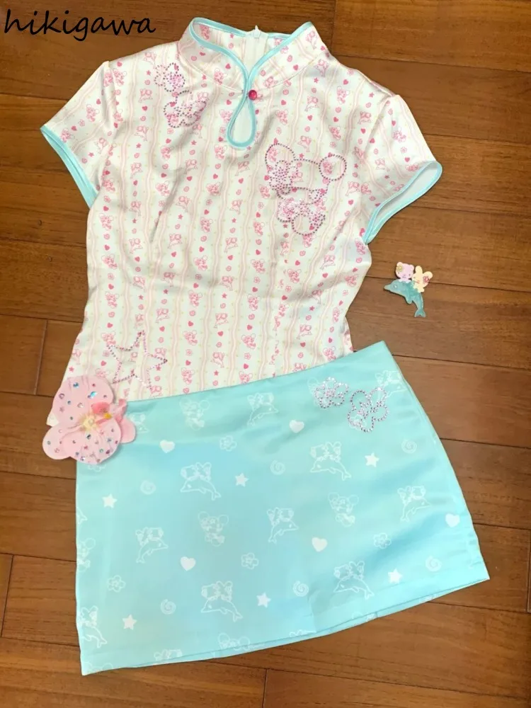 Women Clothing 2025 Two Piece Set Roupas Femme Stand Neck Short Sleeve Tops Print Bodycon Mini Skirt Outfits Sweet Summer Suit
Women Clothing 2025 Two Piece Set Roupas Femme Stand Neck Short Sleeve Tops Print Bodycon Mini Skirt Outfits Sweet Summer Suit