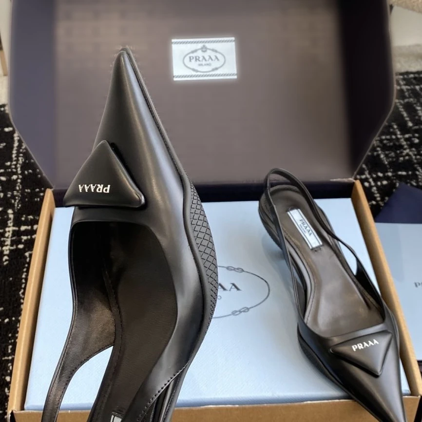 Italian High-end Lightweight Single-heeled Women's Cat-heel Sandals, 2026 New Style Platform Heels, French Single Shoes
Italian High-end Lightweight Single-heeled Women's Cat-heel Sandals, 2026 New Style Platform Heels, French Single Shoes