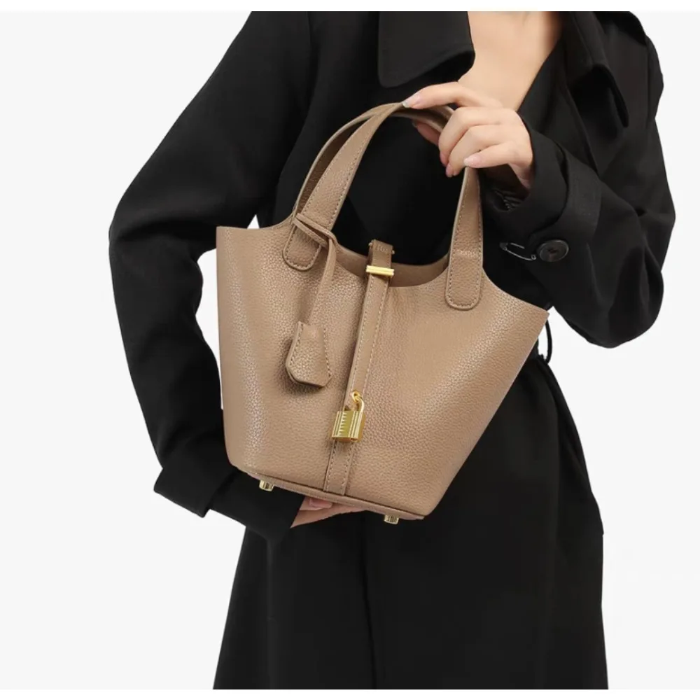 Женская бежевая текстурированная сумка-ведро с внутренней сумкой, верхней ручкой и застежкой на шнурке, стильная сумка для ежедневного использования и покупок
Женская бежевая текстурированная сумка-ведро с внутренней сумкой, верхней ручкой и застежкой на шнурке, стильная сумка для ежедневного использования и покупок