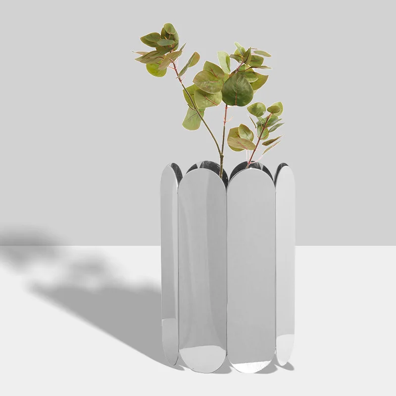 Modern simple Nordic metal stainless steel mirror flower ware, desktop flower arrangement vase decoration
Modern simple Nordic metal stainless steel mirror flower ware, desktop flower arrangement vase decoration