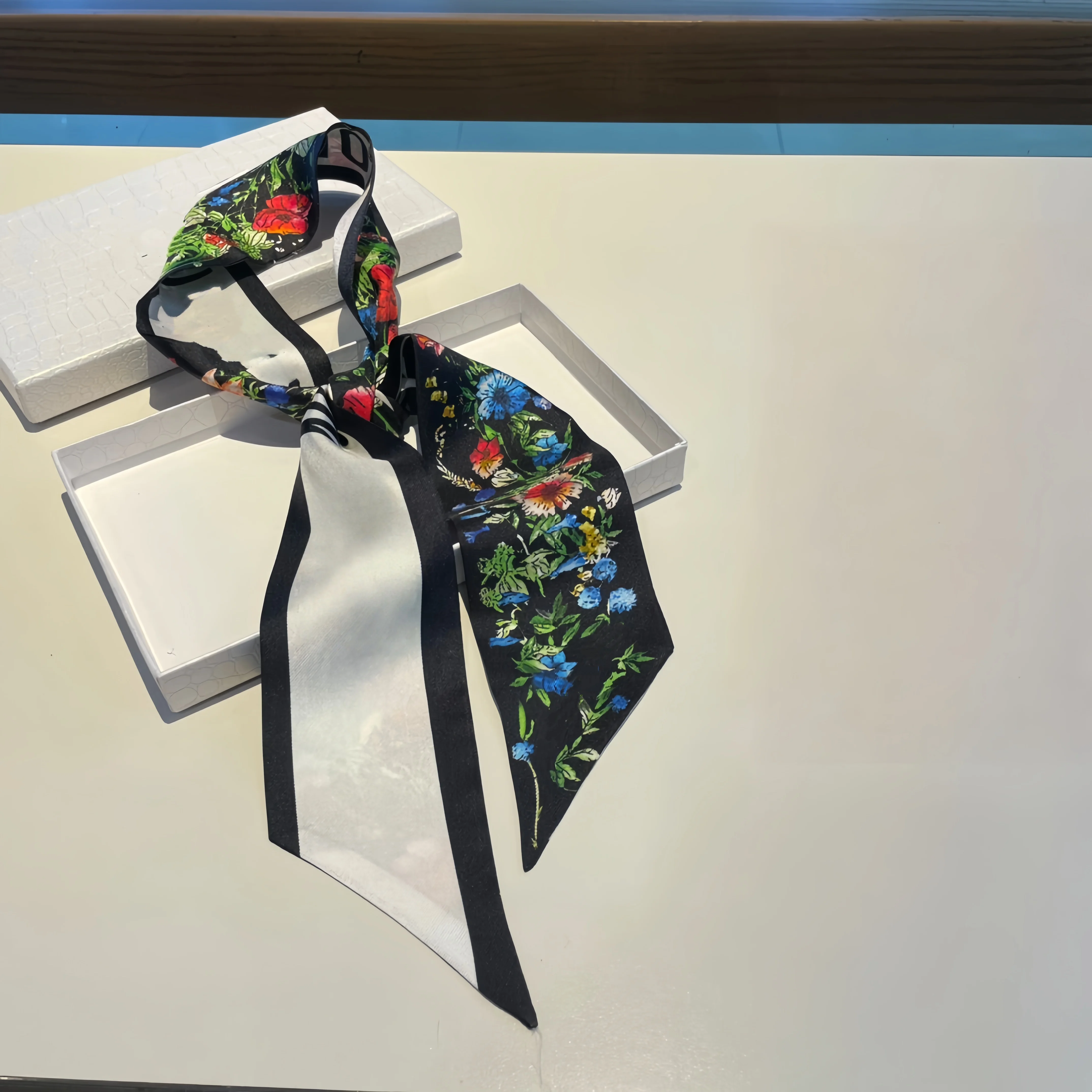 Summer Hot Selling Printed Headband Retro Floral Print Scarf Multifunctional Double-Layer Silk Scarf Decorative Headband Gift
Summer Hot Selling Printed Headband Retro Floral Print Scarf Multifunctional Double-Layer Silk Scarf Decorative Headband Gift