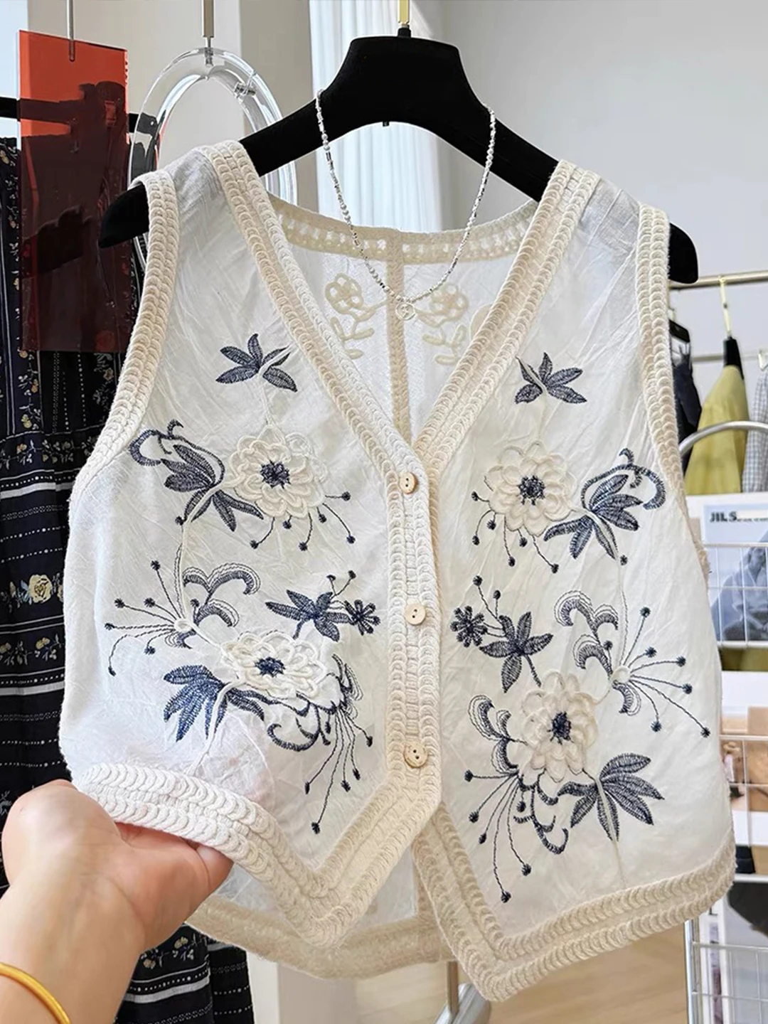 Retro Embroidered Vest Top Thin Summer New Chinese Sle National Faion Layering V-ne Svel Button-up Plant Floral
Retro Embroidered Vest Top Thin Summer New Chinese Sle National Faion Layering V-ne Svel Button-up Plant Floral