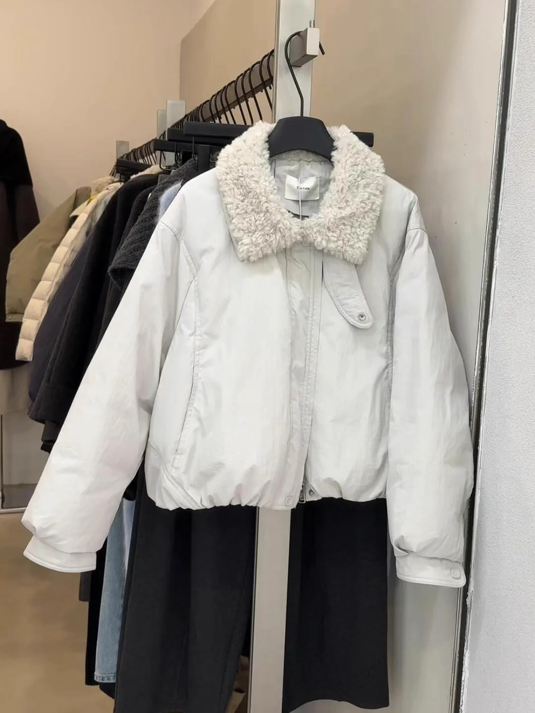 Утепленная хлопковая куртка больших размеров для женщин с меховым воротником, корейский стиль, эксклюзивно онлайн
Утепленная хлопковая куртка больших размеров для женщин с меховым воротником, корейский стиль, эксклюзивно онлайн