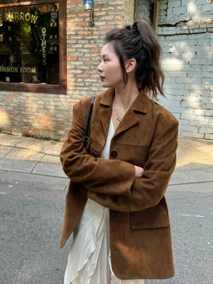 Женский замшевый жилет-пальто 2026: Новинка в стиле ретро, коричневый цвет, универсальный, маленький размер, красивый, для повседневной носки, защита от ветра
Женский замшевый жилет-пальто 2026: Новинка в стиле ретро, коричневый цвет, универсальный, маленький размер, красивый, для повседневной носки, защита от ветра