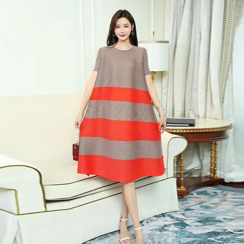 Casual Dress Female 2023 Summer Wrinkle Loose Slim Round Neck Short Sleeve Mid length Dress Fashionable Style Color Block Dress
Casual Dress Female 2023 Summer Wrinkle Loose Slim Round Neck Short Sleeve Mid length Dress Fashionable Style Color Block Dress