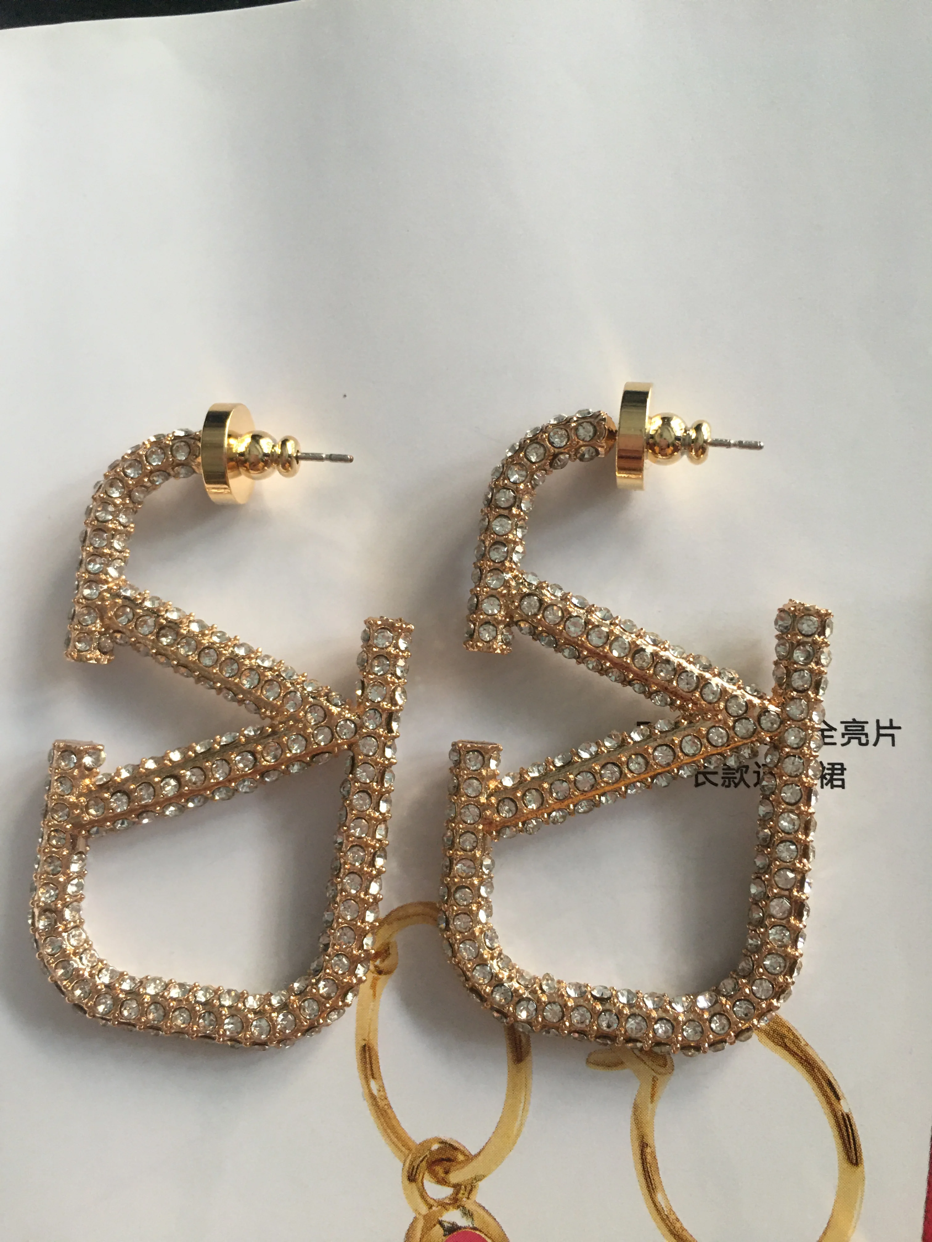 Hot sale of high quality luxury Europe and the United States V letter studs, French senior sense earrings, design sense large 20
Hot sale of high quality luxury Europe and the United States V letter studs, French senior sense earrings, design sense large 20