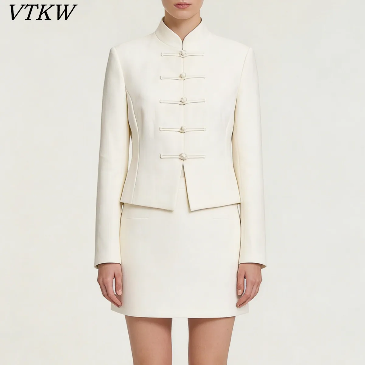 VTKW 2026 Новая женская элегантная укороченная куртка-блейзер с воротником-стойкой, пуговицами-лягушками, подплечниками, длинными рукавами и текстурной восточной отделкой
VTKW 2026 Новая женская элегантная укороченная куртка-блейзер с воротником-стойкой, пуговицами-лягушками, подплечниками, длинными рукавами и текстурной восточной отделкой