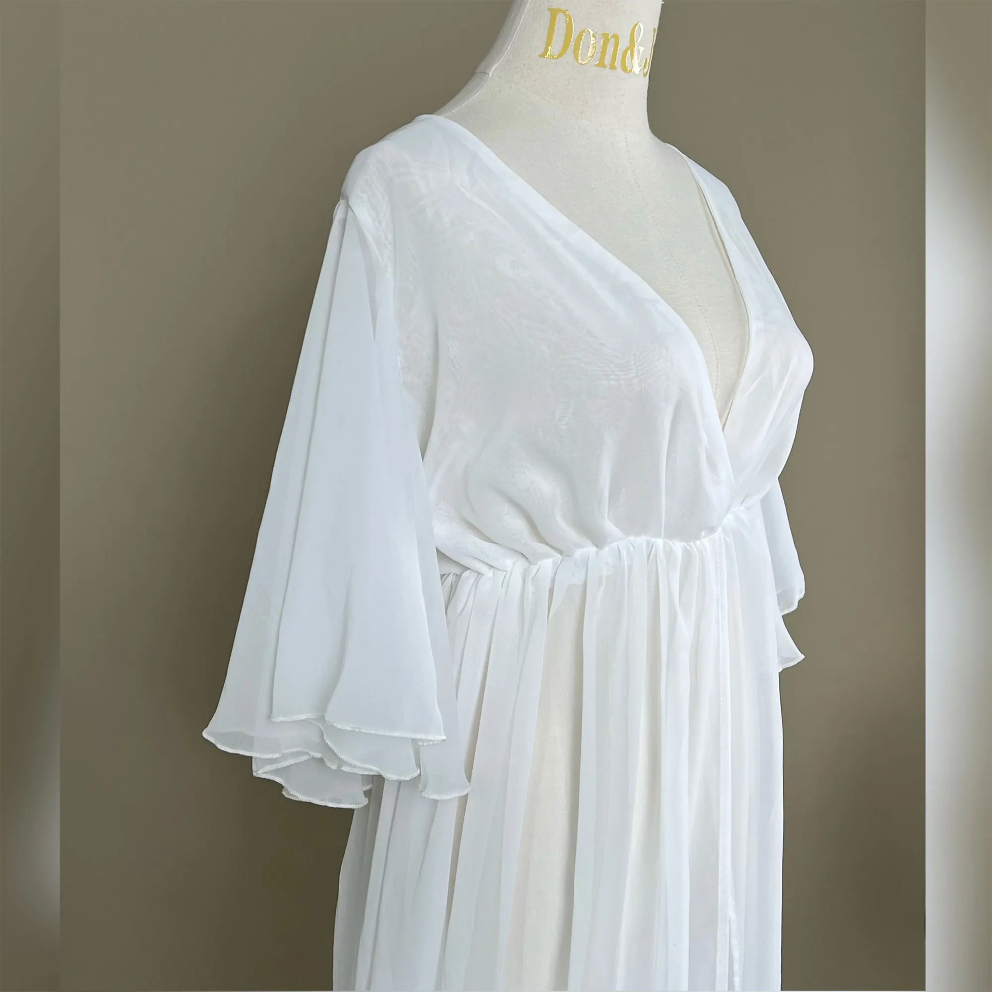 Don&Judy V-Neck Sheer Chiffon Gown with Wide Flutter Sleeves Front Slit Flowy Long Dress for Baby Shower Elegant Maternity
Don&Judy V-Neck Sheer Chiffon Gown with Wide Flutter Sleeves Front Slit Flowy Long Dress for Baby Shower Elegant Maternity
