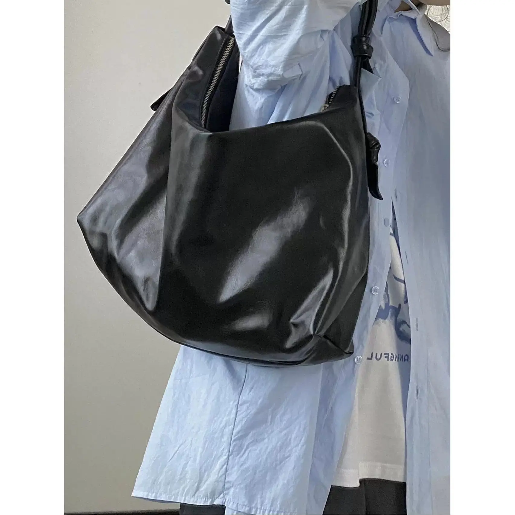 Soft Leather Large Capacity Autumn Winter New Commuting Tote Bags Niche Design Versatile Single Shoulder Underarm Bag 
Soft Leather Large Capacity Autumn Winter New Commuting Tote Bags Niche Design Versatile Single Shoulder Underarm Bag