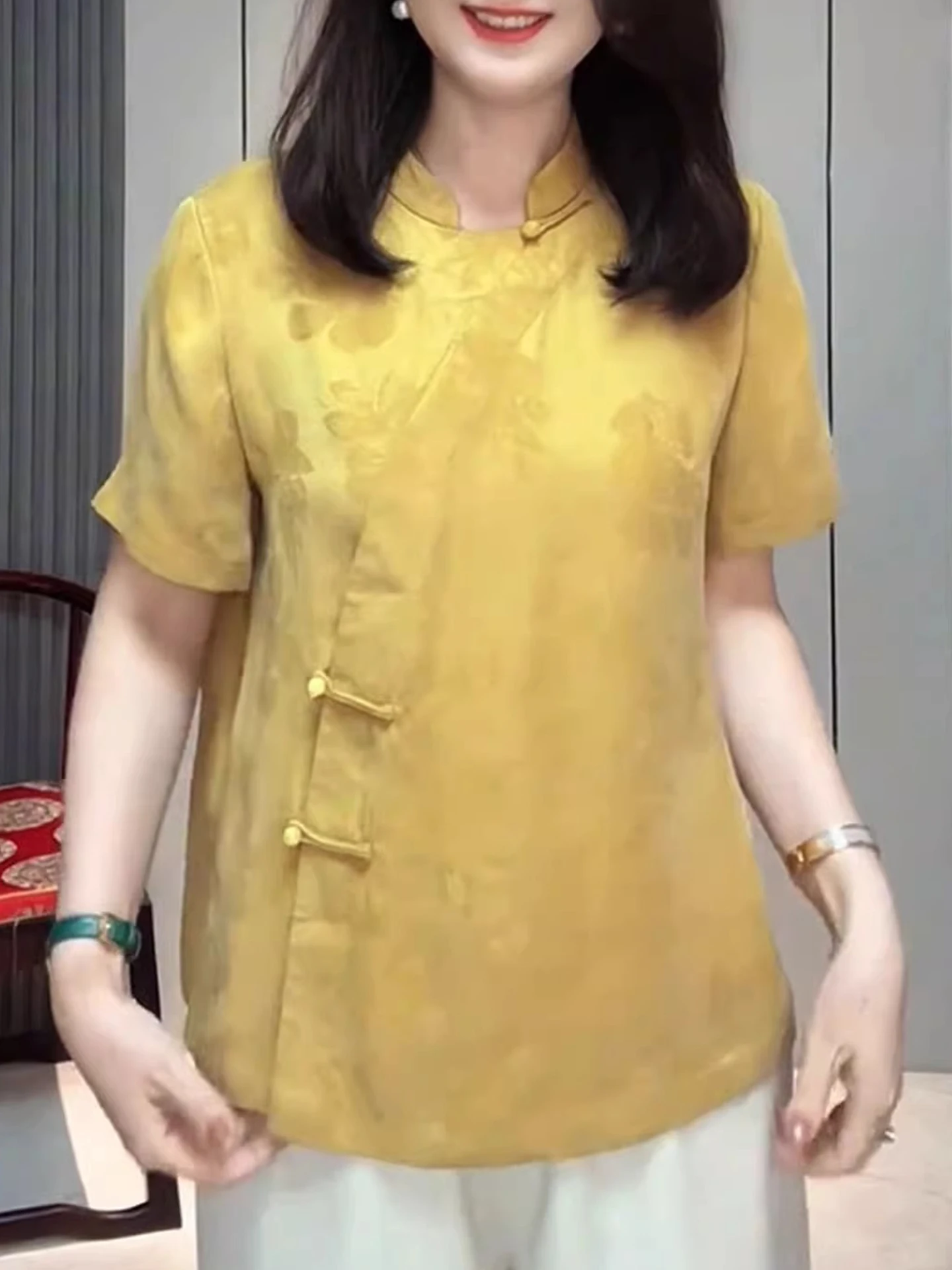 Новая летняя женская шелковая блузка в корейском стиле с воротником-стойкой на пуговицах, легкая роскошная версия, короткий рукав, в китайском стиле.
Новая летняя женская шелковая блузка в корейском стиле с воротником-стойкой на пуговицах, легкая роскошная версия, короткий рукав, в китайском стиле.