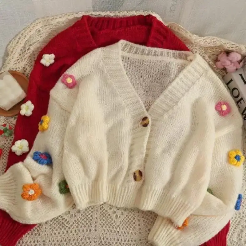 Вязаный свитер для женщин весной и осенью, мягкий и универсальный, милый и стильный, короткий вязаный свитер на двух пуговицах.
Вязаный свитер для женщин весной и осенью, мягкий и универсальный, милый и стильный, короткий вязаный свитер на двух пуговицах.