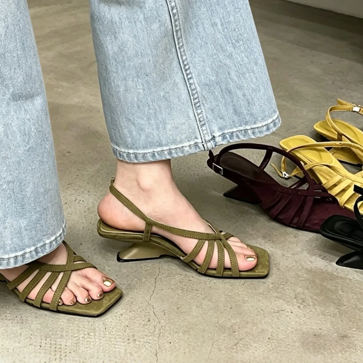 2026 Summer French Woven Wedge Roman Sandals Suede Open Toe High Heels Elegant Commute Fashion Casual Women Daily Footwear
2026 Summer French Woven Wedge Roman Sandals Suede Open Toe High Heels Elegant Commute Fashion Casual Women Daily Footwear