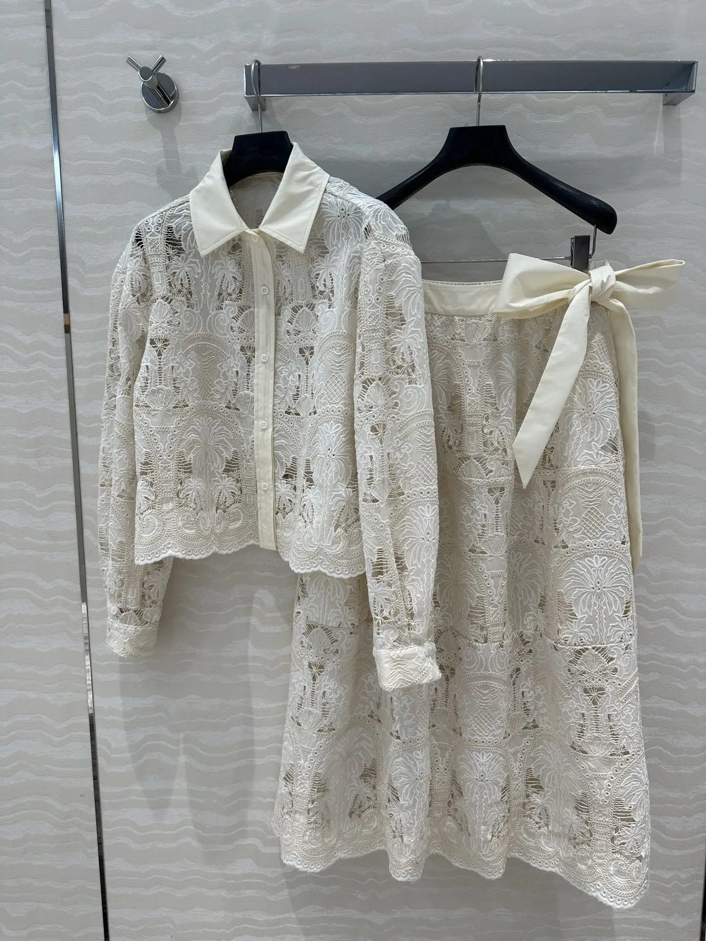 2025ss spring summer luxury new women high quality embroidery shirt blouse with midi skirt sets suits tclai
2025ss spring summer luxury new women high quality embroidery shirt blouse with midi skirt sets suits tclai