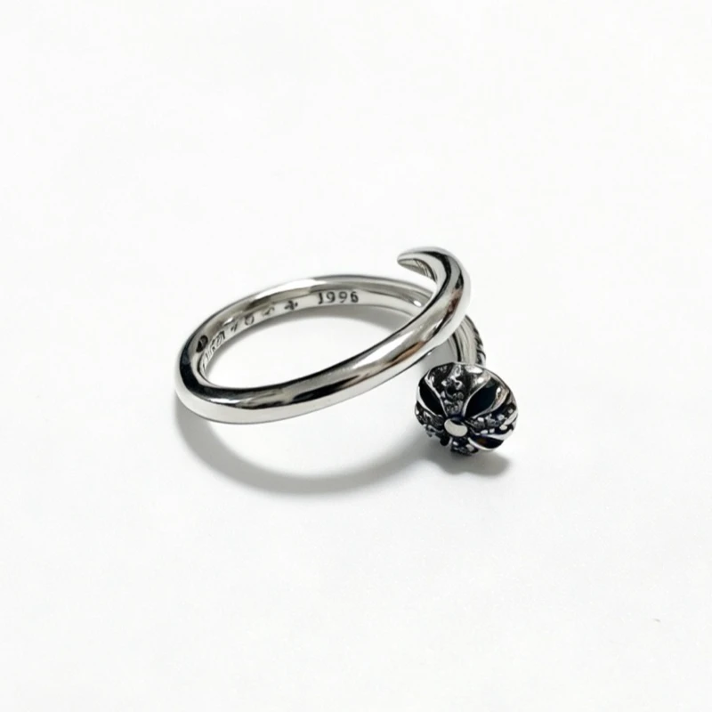 S925 sterling silver CH ring, antique European and American dark style design sense, men's and women's same punk ring cross ring
S925 sterling silver CH ring, antique European and American dark style design sense, men's and women's same punk ring cross ring