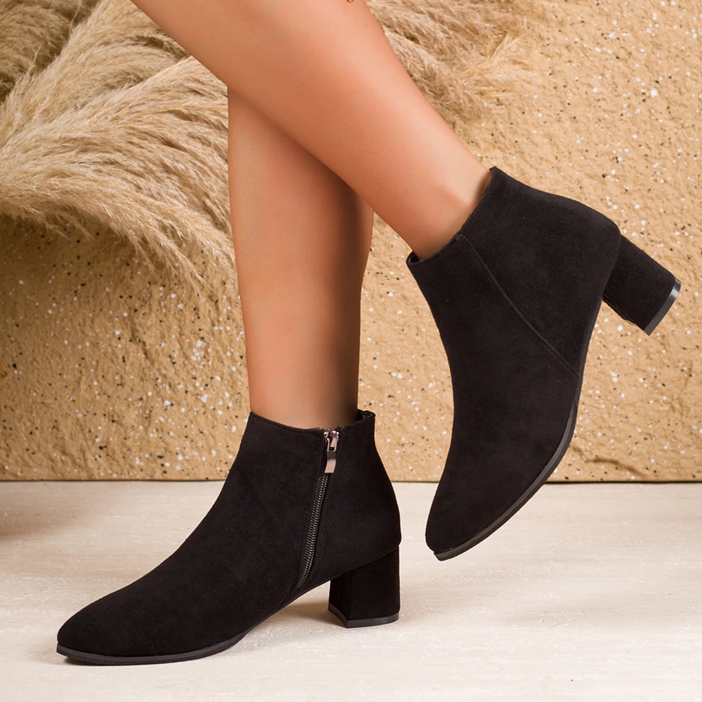 Большой размер, осенне-зимние новые короткие ботинки с острым носком на толстом каблуке, однотонные женские модные ботинки на высоком каблуке с боковой молнией
Большой размер, осенне-зимние новые короткие ботинки с острым носком на толстом каблуке, однотонные женские модные ботинки на высоком каблуке с боковой молнией