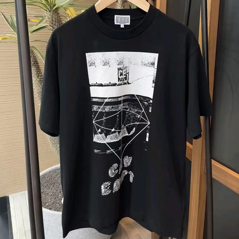 Spot Inventory Модные футболки CAV EMPT Летняя футболка Cavempt с короткими рукавами и круглым вырезом в стиле хип-хоп с принтом теней
Spot Inventory Модные футболки CAV EMPT Летняя футболка Cavempt с короткими рукавами и круглым вырезом в стиле хип-хоп с принтом теней