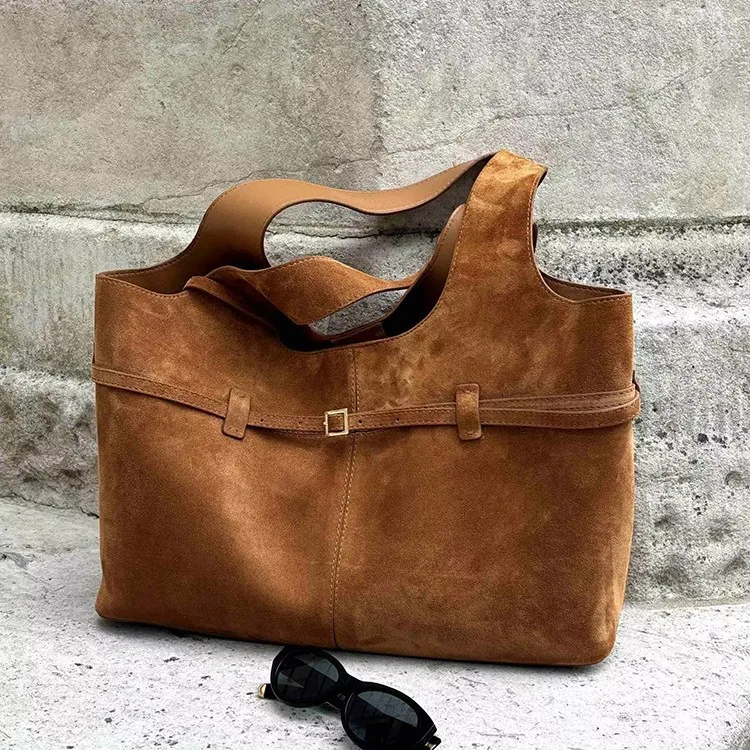 Винтажные сумки-тоут из искусственной замши для женщин. Роскошные дизайнерские сумки и кошельки. Новинка 2023 года с пряжкой из искусственной кожи с внутренним карманом на плечо.
Винтажные сумки-тоут из искусственной замши для женщин. Роскошные дизайнерские сумки и кошельки. Новинка 2023 года с пряжкой из искусственной кожи с внутренним карманом на плечо.