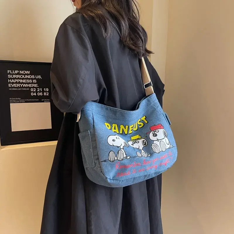 MINISO Animation Peripheral Snoopy Canvas Handbag Cartoon Print Denim Bag Large Capacity Shoulder Crossbody Bag Fashion Tote Bag
MINISO Animation Peripheral Snoopy Canvas Handbag Cartoon Print Denim Bag Large Capacity Shoulder Crossbody Bag Fashion Tote Bag