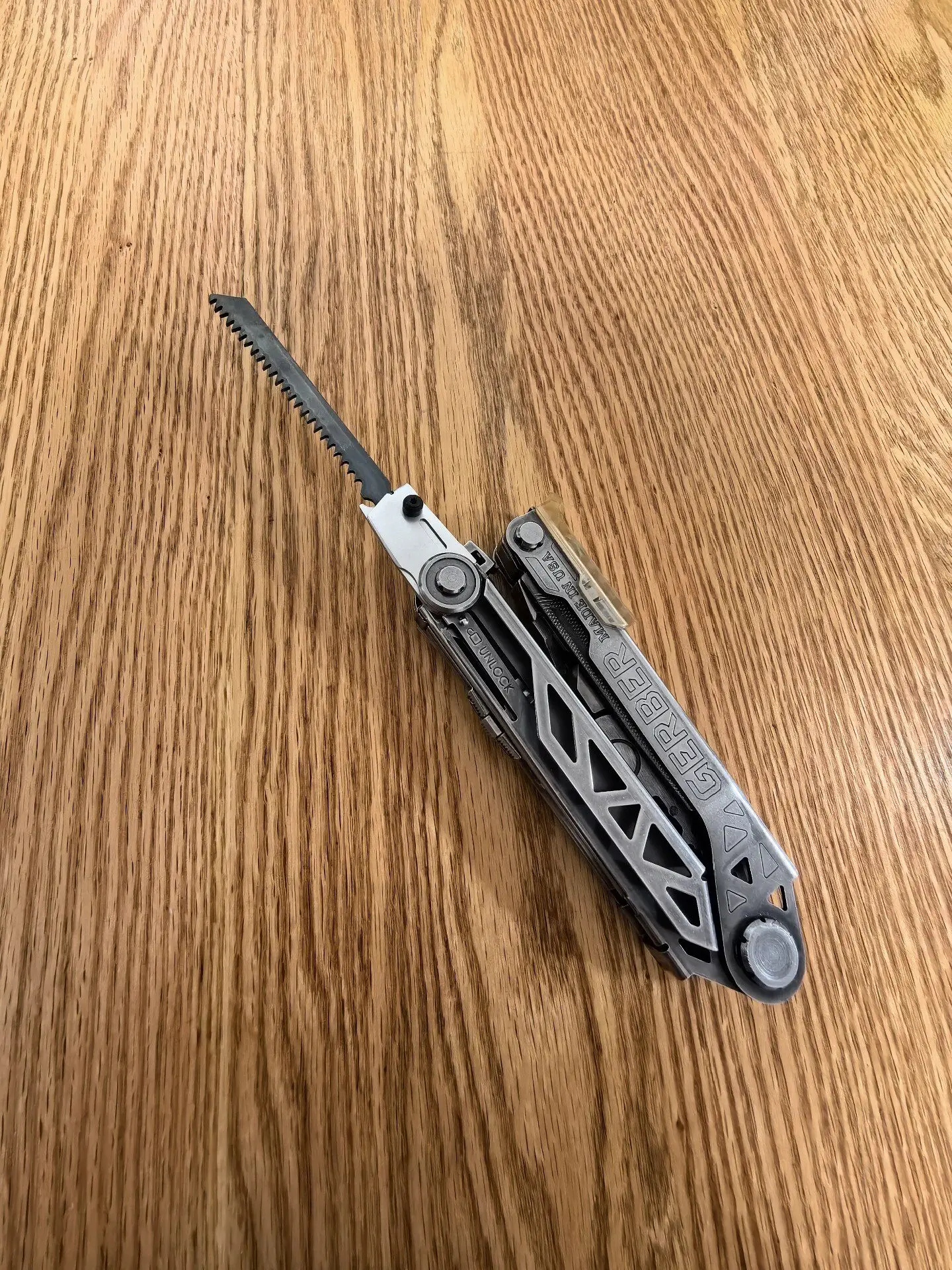 Держатель для пильных полотен Gerber Center-Drive Multi-Tool с Т-образной рукояткой, совместим с универсальными лезвиями Bosch, левое/правое расположение (опционально), инструмент в комплект не входит.
Держатель для пильных полотен Gerber Center-Drive Multi-Tool с Т-образной рукояткой, совместим с универсальными лезвиями Bosch, левое/правое расположение (опционально), инструмент в комплект не входит.