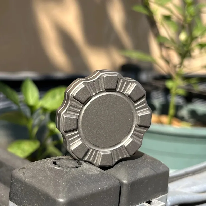 Cosmic Grocery Store Yuyue Longmen EDC Titanium Alloy Flip Coin Two-piece Magnetic Finger Pressure Relief
Cosmic Grocery Store Yuyue Longmen EDC Titanium Alloy Flip Coin Two-piece Magnetic Finger Pressure Relief