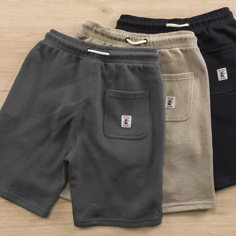 Удобные трикотажные повседневные шорты-бриджи с эластичным поясом и вышитым логотипом, мужские свободные спортивные брюки для лета
Удобные трикотажные повседневные шорты-бриджи с эластичным поясом и вышитым логотипом, мужские свободные спортивные брюки для лета